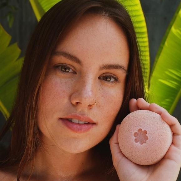Wyld French Pink Clay Konjac Sponge (Dry, Sensitive Skin) - Picture 2 of 12